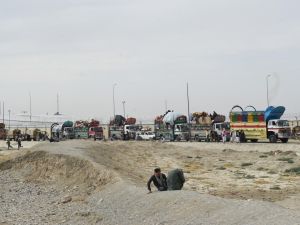 اللاجئون الأفغان يغادرون باكستان مع انتهاء مهلة الحكومة