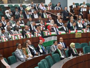 نواب جزائريون يحملون أعلام فلسطين