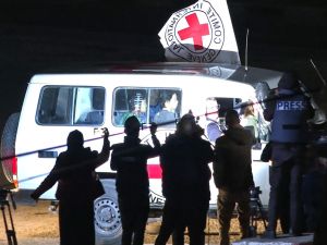  تسليم الدفعة الخامسة من أسرى الاحتلال في جنوب قطاع غزة