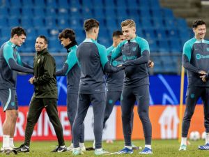 Barcelona's players warm up during a training session in Hamburg, northern Germany on November 6, 2023, on the eve of the UEFA Champions League Group H football match against FC Shakhtar Donetsk. (Photo by Axel Heimken / AFP)