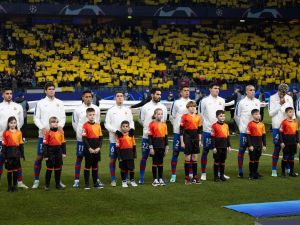 Barcelona's players line up prior to the UEFA Champions League Group H football match between FC Shakhtar Donetsk and FC Barcelona in Hamburg, northern Germany on November 7, 2023. (Photo by Axel Heimken / AFP)