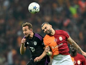 Bayern Munich's English forward #09 Harry Kane (L) vies with Galatasaray's Turkish defender #42 Abdulkerim Bardakci (R) during the UEFA Champions League group stage football match between Galatasaray and Bayern Munich at the Ali Sami Yen Spor Kompleksi in Istanbul on October 24, 2023. (Photo by OZAN KOSE / AFP)