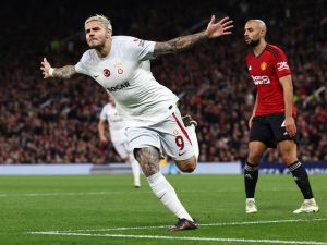 Galatasaray's Argentine forward #09 Mauro Icardi celebrates scoring the team's third goal during the UEFA Champions league group A football match between Manchester United and Galatasaray at Old Trafford stadium in Manchester, north west England, on October 3, 2023. (Photo by Darren Staples / AFP)