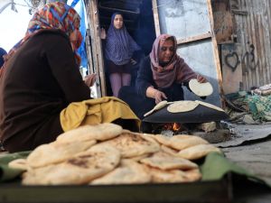 يعاني المواطنون في قطاع غزة من واقع صعب ومؤلم بسبب الحصار والعدوان الاسرائيلي 