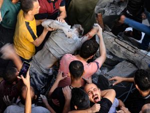 انتشال جثث من تحت أنقاض المباني المدمرة في قطاع غزة