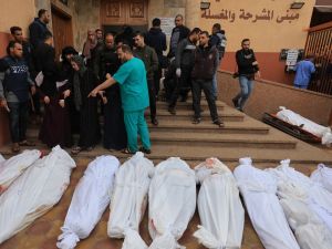 جثث لشهداء داخل مستشفى الناصر بمنطقة خانيونس في غزة 