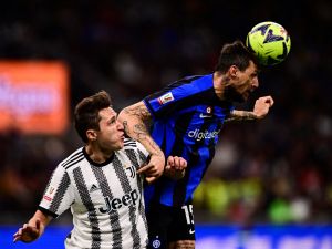 Juventus' Italian forward Federico Chiesa (L) fights for the ball with Inter Milan's Italian defender Francesco Acerbi during the Italian Cup semi-final second leg football match between Inter Milan and Juventus at the Giuseppe-Meazza (San Siro) stadium in Milan, on April 26, 2023. (Photo by Marco BERTORELLO / AFP)