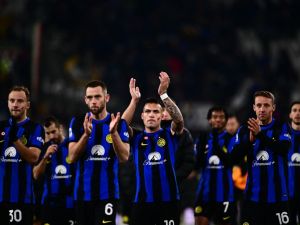 Inter Milan's Argentine forward #10 Lautaro Martinez (C) reacts with teammates after a draw in the Italian Serie A football match Juventus vs Inter Milan at the Allianz Stadium in Turin, on November 26, 2023. (Photo by MARCO BERTORELLO / AFP)