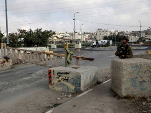 حاجز لجنود قوات الاحتلال في الضفة الغربية