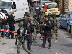 جنود اسرائيليون يطلقون النار على فلسطينية دخلت حاجزا عسكريا مرتدية علم حماس