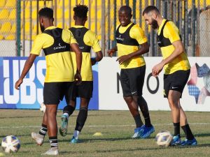 Ittihad's French forward Karim Benzema (R) and French midfielder N'Golo Kante (2nd-R) attend a training session on the eve of the AFC Champions League match between Iraq's Al-Quwa Al-Jawiya and Saudi's Al-Ittihad at the Franso Hariri Stadium in Arbil, the capital of Iraq's northern autonomous Kurdish region, on November 5, 2023. (Photo by Safin HAMID / AFP)