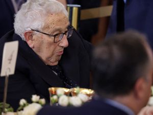 عملاق الدبلوماسية الأميركية ووزير الخارجية السابق، هنري كيسنجر