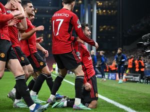 Manchester United's Portuguese midfielder #08 Bruno Fernandes (R) celebrates with team mates after scoring the 2-3 from a penalty kick during the UEFA Champions League Group A football match between FC Copenhagen and Manchester United FC in Copenhagen, Denmark on November 8, 2023. (Photo by Jonathan NACKSTRAND / AFP)