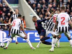 Paris Saint-Germain's French forward #07 Kylian Mbappe (C) fights for the ball with Newcastle United's English defender #06 Jamaal Lascelles (L) during the UEFA Champions League Group F football match between Newcastle United and Paris Saint-Germain at St James' Park in Newcastle-upon-Tyne, north east England on October 4, 2023. Newcastle won the match 4-1. (Photo by FRANCK FIFE / AFP)