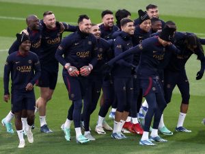 Paris Saint-Germain's players reacts during a training session at Poissy, west of Paris on November 23, 2023, on the eve of the L1 football match against Monaco. (Photo by FRANCK FIFE / AFP)
