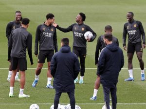 Real Madrid's Brazilian forward #07 Vinicius Junior (C), Real Madrid's English midfielder #5 Jude Bellingham (C,L) and teammates attend a training session at Valdebebas Sport City in Madrid on November 7, 2023 on the eve of the UEFA Champions League group C football match between Real Madrid CF and SC Braga. (Photo by Thomas COEX / AFP)
