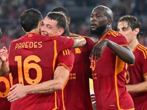 Roma‘s Italian forward #11 Andrea Belotti (2ndL) celebrates with teammates after he scored the second goal for his team during the UEFA Europa League 1st round day 2 Group G football match between AS Roma and Servette FC at the Olympic Stadium, in Rome on October 5, 2023. (Photo by Alberto PIZZOLI / AFP)