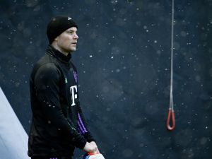 Bayern Munich's German goalkeeper #01 Manuel Neuer attends a training session during snowfall on November 28, 2023 in Munich, southern Germany, on the eve of the UEFA Champions League first round Group A match between FC Bayern Munich and FC Copenhagen. (Photo by LUKAS BARTH / AFP)