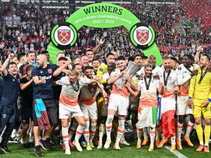 West Ham players celebrate with the trophy after winning the UEFA Europa Conference League final football match between ACF Fiorentina and West Ham United FC in Prague, Czech Republic on June 7, 2023. (Photo by Joe Klamar / AFP)