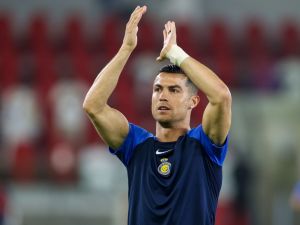 رونالدو يقود النصر لانتصار جديد (Photo by AFP)