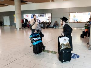 Israelis with their families arrive from Tel Aviv to Larnaca airport as battles between Israel and the Palestinian Hamas movement continue for the sixth consecutive day on October 12, 2023. (Photo by Iakovos Hatzistavrou / AFP) Northern Cyprus