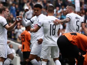 Tottenham Hotspur's English striker Dane Scarlett (C) celebrates with teammates after scoring their final goal during the pre-season friendly football match between Tottenham Hotspur and Shakhtar Donetsk at the Tottenham Hotspur Stadium, in London, on August 6, 2023. (Photo by HENRY NICHOLLS / AFP)