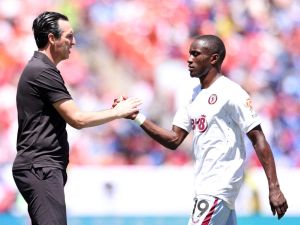 Unai Emery, Manager of Aston Villa, shakes hands with Moussa Diaby at half time during the Premier League Summer Series match between Aston Villa and Brentford FC at FedExField on July 30, 2023 in Landover, Maryland. Tim Nwachukwu/Getty Images/AFP (Photo by Tim Nwachukwu / GETTY IMAGES NORTH AMERICA / Getty Images via AFP)