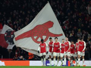 Arsenal players celebrate Arsenal's Norwegian midfielder #08 Martin Odegaard scoring their fifth goal during the UEFA Champions League Group B football match between Arsenal and RC Lens at the Arsenal Stadium in north London on November 29, 2023. (Photo by Adrian DENNIS / AFP)