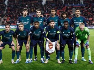 Arsenal's team players pose for a photograph ahead of a UEFA Champions League group B football match between PSV Eindhoven and Arsenal FC at the Philips Stadium in Eindhoven, on December 12, 2023. (Photo by KENZO TRIBOUILLARD / AFP)