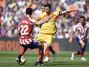 Barcelona's Polish forward Robert Lewandowski (R) vies with Atletico Madrid's Spanish defender Mario Hermoso during the Spanish league football match between FC Barcelona and Club Atletico de Madrid at the Camp Nou stadium in Barcelona on April 23, 2023. (Photo by Josep LAGO / AFP)
