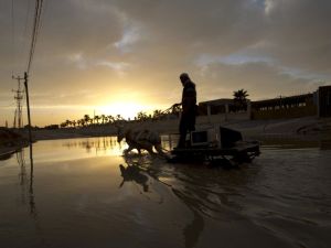 مياه الأمطار تتسبب بفيضانات تفاقم معاناة أهالي غزة