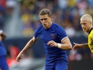 Chelsea's English midfielder Conor Gallagher runs with the ball during a pre-season friendly football match between Chelsea FC and Borussia Dortmund BVB at Soldier Field in Chicago, Illinois, on August 2, 2023. (Photo by KAMIL KRZACZYNSKI / AFP)