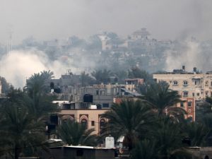 دخان يتصاعد من منطقة خانيونس جراء المعارك الضارية فيها