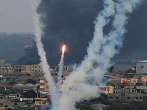 لحظة اطلاق صواريخ من قطاع غزة باتجاه المستوطنات والمدن الاسرائيلية