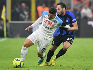 Napoli's Italian forward Giacomo Raspadori (L) fights for the ball with Inter Milan's Turkish midfielder Hakan Calhanoglu during the Italian Serie A football match between Inter Milan and Napoli at Giuseppe Meazza stadium in Milan, on January 4, 2023 (Photo by Isabella BONOTTO / AFP)