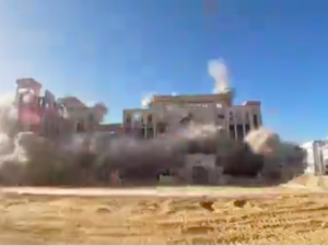 تفجير مجمع المحاكم في مدينة الزهراء وسط قطاع غزة