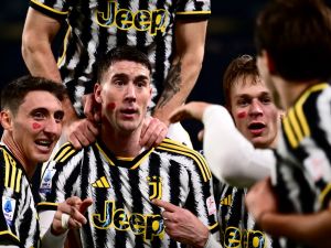 Juventus' Serbian forward #09 Dusan Vlahovic (2L) celebrates with teammates after scoring Juventus' first goal during the Italian Serie A football match between Juventus and Inter Milan at the Allianz Stadium in Turin, on November 26, 2023. (Photo by MARCO BERTORELLO / AFP)