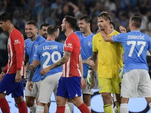 Lazio's Italian goalkeeper #94 Ivan Provedel (2ndR) celebrates with teammates after scoring in the last minute during the UEFA Champions League 1st round group E football match between Lazio and Atletico Madrid at the Olympic stadium in Rome on September 19, 2023. (Photo by Filippo MONTEFORTE / AFP)
