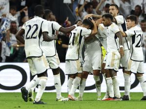 Real Madrid players celebrate English midfielder #5 Jude Bellingham's goal during the UEFA Champions League 1st round day 1 group C football match between Real Madrid and Union Berlin at the Santiago Bernabeu stadium in Madrid on September 20, 2023. (Photo by OSCAR DEL POZO / AFP)