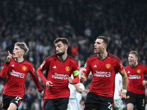 Manchester United's Portuguese midfielder #08 Bruno Fernandes (2nd L) celebrates with team mates after scoring the 2-3 from a penalty kick during the UEFA Champions League Group A football match between FC Copenhagen and Manchester United FC in Copenhagen, Denmark on November 8, 2023. (Photo by Jonathan NACKSTRAND / AFP)
