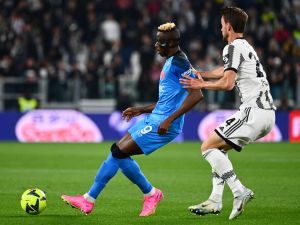 Napoli's Nigerian forward Victor Osimhen (L) is challenged by Juventus' Italian defender Daniele Rugani during the Italian Serie A football match between Juventus and Napoli on April 23, 2023 at the Juventus stadium in Turin. (Photo by Isabella BONOTTO / AFP)
