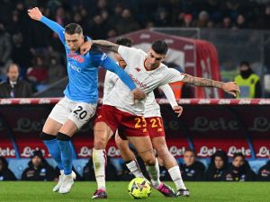 Napoli's Polish midfielder Piotr Zielinski (L) fights for the ball against AS Roma's Italian defender Gianluca Mancini during the Italian Serie A football match between Napoli and AS Roma at the Diego-Maradona Stadium in Naples on January 29, 2023. (Photo by Andreas SOLARO / AFP)