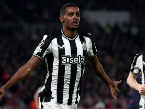 Newcastle United's Swedish striker #14 Alexander Isak celebrates after opening the scoring during the UEFA Champions League 1st round, day 5, Group F football match between Paris Saint-Germain (PSG) and Newcastle United at the Parc des Princes stadium in Paris, on November 28, 2023. (Photo by FRANCK FIFE / AFP)