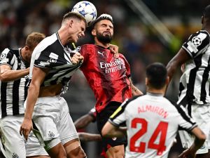 AC Milan's French forward #09 Olivier Giroud (C) jumps for the ball during the UEFA Champions League 1st round group F football match between AC Milan and Newcastle at the San Siro stadium in Milan on September 19, 2023. (Photo by GABRIEL BOUYS / AFP)