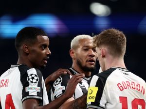 Newcastle United's Swedish striker #14 Alexander Isak (L) celebrates with teammates after opening the scoring during the UEFA Champions League 1st round, day 5, Group F football match between Paris Saint-Germain (PSG) and Newcastle United at the Parc des Princes stadium in Paris, on November 28, 2023. (Photo by FRANCK FIFE / AFP)