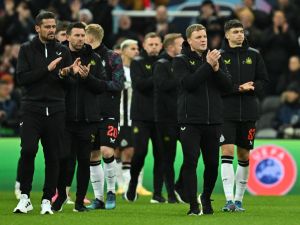 Newcastle United's English head coach Eddie Howe and team players applaud at the end of the UEFA Champions League Group F football match between Newcastle United and AC Milan at St James' Park in Newcastle-upon-Tyne, north east England on December 13, 2023. AC Milan wins 2 - 1 against Newcastle United and qualifies for the Champions League last 16. (Photo by Paul ELLIS / AFP)