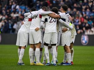 PSG's players celebrate scoring their team's second goal during the French L1 football match between Le Havre AC and Paris Saint-Germain (PSG) at The Stade Oceane in Le Havre, north-western France, on December 3, 2023. (Photo by DAMIEN MEYER / AFP)