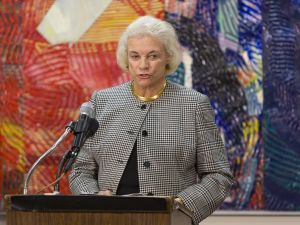 Supreme Court Justice Sandra Day O'Connor speaks to jurors during American Bar Association's American Jury Initiative. (Rob Crandall/ Shutterstock)