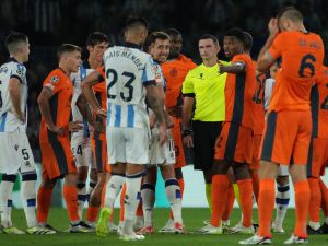 Inter Milan's Dutch defender #02 Denzel Dumfries talks with English referee Michael Oliver during the UEFA Champions League 1st round day 1 group D football match between Real Sociedad and Inter Milan at the Reale Arena stadium in San Sebastian on September 20, 2023. (Photo by CESAR MANSO / AFP)