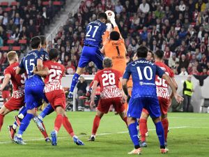 West Ham United's Moroccan defender #27 Nayef Aguerd (top, L) heads the ball to score the 1-2 goal against Freiburg's German goalkeeper #01 Noah Atubolu (top R) during the UEFA Europa League Group A football match between SC Freiburg and West Ham United FC in Freiburg im Breisgau, southwestern Germany on October 5, 2023. (Photo by Thomas KIENZLE / AFP)